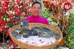 ببینید| غذای روستایی در چین؛ پخت یک غذای متفاوت با خرچنگ، پای مرغ و صدف در روستا