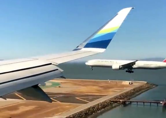 ( ویدیو) فرود همزمان دو هواپیما در فرودگاه مشهور آمریکا