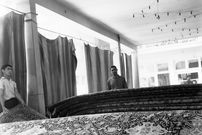 عکس؛ سفر در زمان؛ مردم برای سرمایه‌گذاری فرش دستبافت و تلویزیون می‌خریدند!