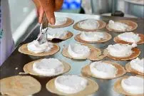 ببینید| غذای خیابانی در تایلند؛ تهیه پنکیک تخم مرغ در بانکوک