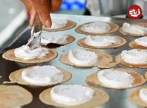 ببینید| غذای خیابانی در تایلند؛ تهیه پنکیک تخم مرغ در بانکوک