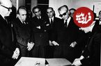 عکس؛ سفر در زمان؛ «ھویدا در حال معرفی فرخ‌رو پارسا، وزیر جدید آموزش و پرورش به شاه»؛ سال 47