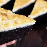 کیک شکلاتی با تایپینگ نارگیل؛ یک عصرانه دلچسب