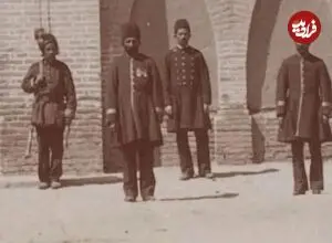 عکس| سفر زمان؛ «نماز خواندن مامور قاجاری» در نزدیکی یک کاروانسرا