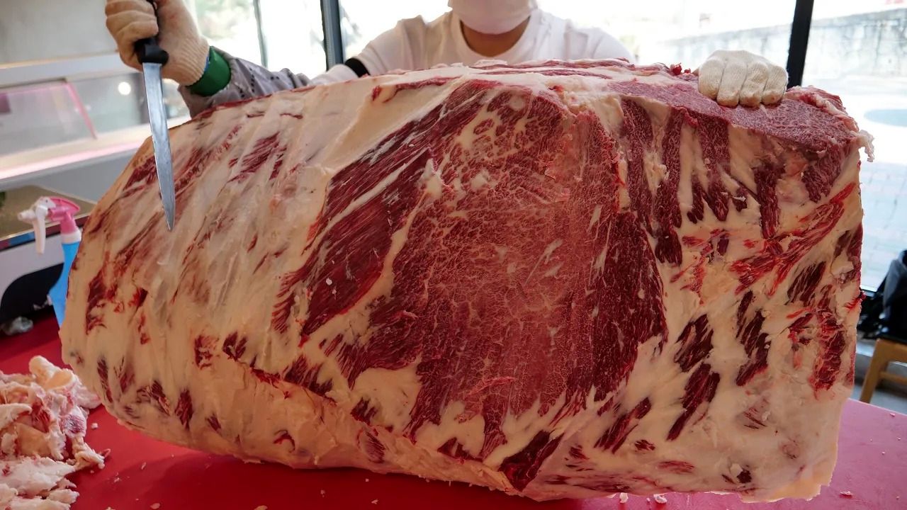 (ویدئو) مهارت درخشان استاد کُره ای در برش زدن 45 کیلو گوشت گاو برای تهیه استیک