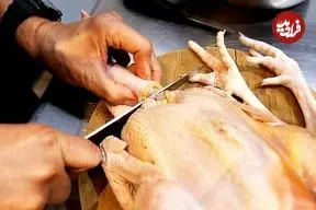 ببینید| غذای خیابانی در آمریکا؛ مهارت آشپز خیابانی در کباب کردن مرغ در نیویورک