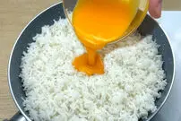 (ویدئو) پخت یک غذای ساده با برنج و تخم مرغ به روش آلمانی ها