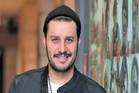 تصویری تازه از تیپ و ژست جواد عزتی در پشت‌صحنه زخم کاری ۳ 