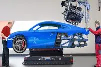 ببینید| خودروی قدرتمند آئودی R8 چگونه در کارخانه ساخته می شود؟