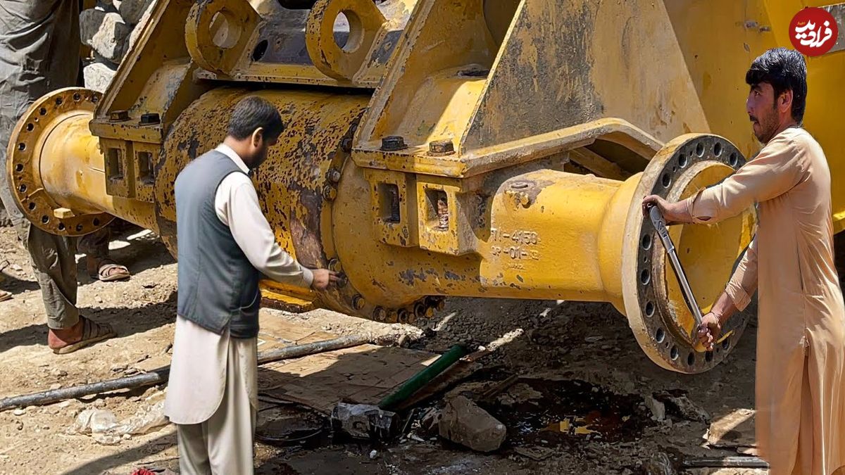 ببینید؛ مراحل تعمیر یک لودر غول پیکر در کارگاهی در پاکستان