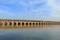 عکس| سفر به ایران قدیم؛ «قالی تکاندن در کنار سی و سه پل»؛ 65 سال قبل