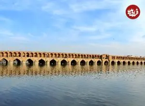 عکس| سفر به ایران قدیم؛ «قالی تکاندن در کنار سی و سه پل»؛ 65 سال قبل