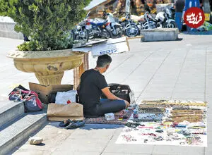 عکس| سفر به گذشته؛ یک دستفروش در خیابان های تهران؛ سال 1355