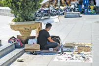 عکس| سفر به گذشته؛ یک دستفروش در خیابان های تهران؛ سال 1355