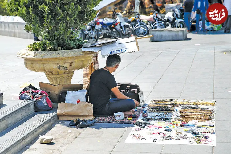 عکس| سفر به گذشته؛ یک دستفروش در خیابان های تهران؛ سال 1355