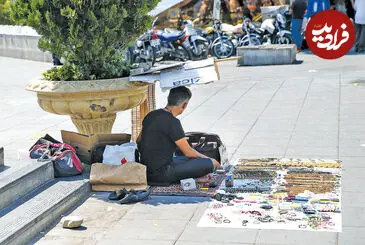 عکس| سفر به گذشته؛ یک دستفروش در خیابان های تهران؛ سال 1355