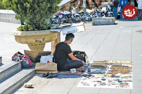 عکس| سفر به گذشته؛ یک دستفروش در خیابان های تهران؛ سال 1355