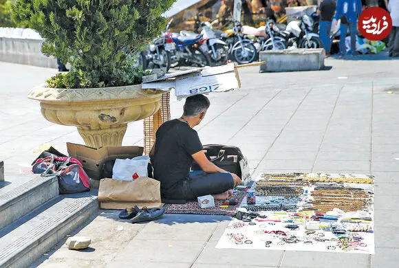عکس| سفر به گذشته؛ یک دستفروش در خیابان های تهران؛ سال 1355