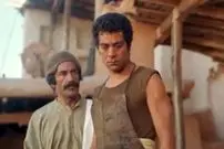 عکس| سفر زمان؛ «بهروز وثوقی» با عبا و عرقچین در تئاتر مدرسه؛ دهۀ 30