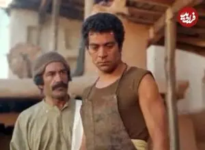 عکس| سفر زمان؛ «بهروز وثوقی» با عبا و عرقچین در تئاتر مدرسه؛ دهۀ 30