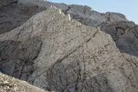 کشف هزاران ردّپای 200 میلیون ساله بر روی یک صخرۀ عمودی