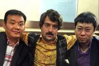 عکس| سفر زمان؛ «ارسطو» (سریال پایتخت) در کنار «ارژنگ امیرفضلی» در پشت‌صحنه «کاتیوشا»