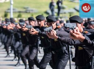 (عکس) سفر به تاریخ؛ رژه رفتن «دانشجویان دورۀ ۲۲ در دانشگاه پلیس»؛ سال 43