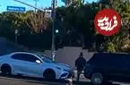 ببینید| لحظه ترسناک بیرون افتادن کودک از ماشین در حال حرکت در کالیفرنیا
