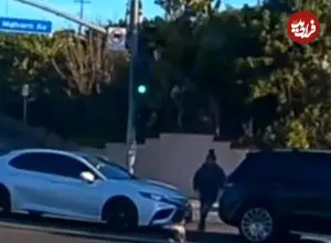 ببینید| لحظه ترسناک بیرون افتادن کودک از ماشین در حال حرکت در کالیفرنیا