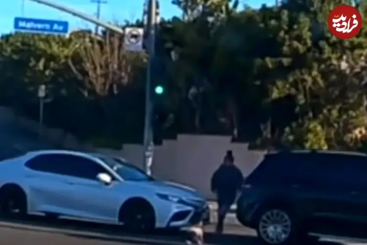 ببینید| لحظه ترسناک بیرون افتادن کودک از ماشین در حال حرکت در کالیفرنیا