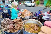 ببییند| غذای خیابانی در تایلند؛ پخت سوپ گوشت ترش و تند در شهر هت یای