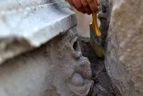 «چهره‌های سنگی» 2 هزارساله در نزدیکی یک «تئاتر باستانی» کشف شدند