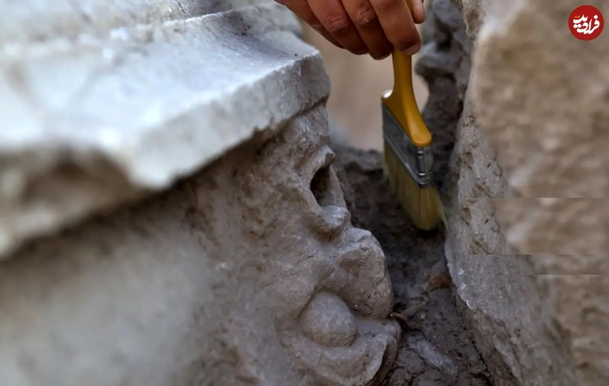 «چهره‌های سنگی» 2 هزارساله در نزدیکی یک «تئاتر باستانی» کشف شدند