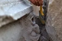 «چهره‌های سنگی» 2 هزارساله در نزدیکی یک «تئاتر باستانی» کشف شدند