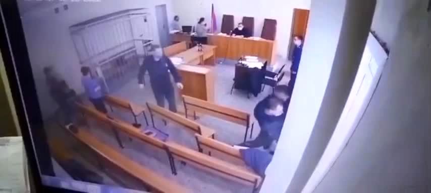 (ویدئو) حمله متهم برای خفه کردن همسر سابقش در جلسه دادگاه!