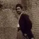 عکس| سفر زمان؛ جوانان همدانی و توریست خارجی در گنجنامۀ همدان؛ یک قرن قبل