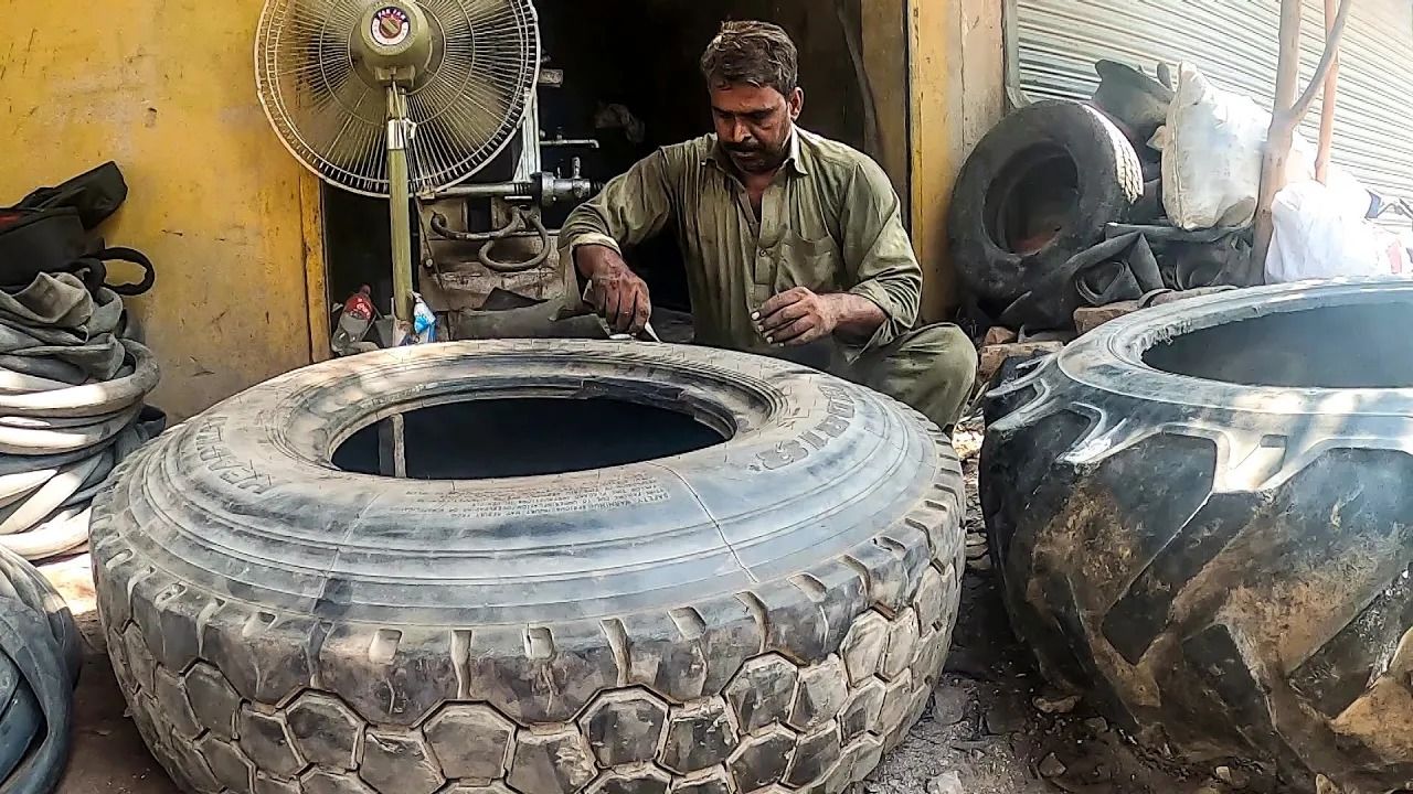 (ویدئو) تکنیک منحصر به فرد یک استاد پاکستانی در تعمیر پارگی لاستیک کامیون