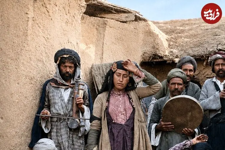 ایران عهد قاجار به روایت عکس‌های رنگی‌شده؛ از «رقصنده‌ها در روستا» تا «تریاکی‌ها در خرابه»