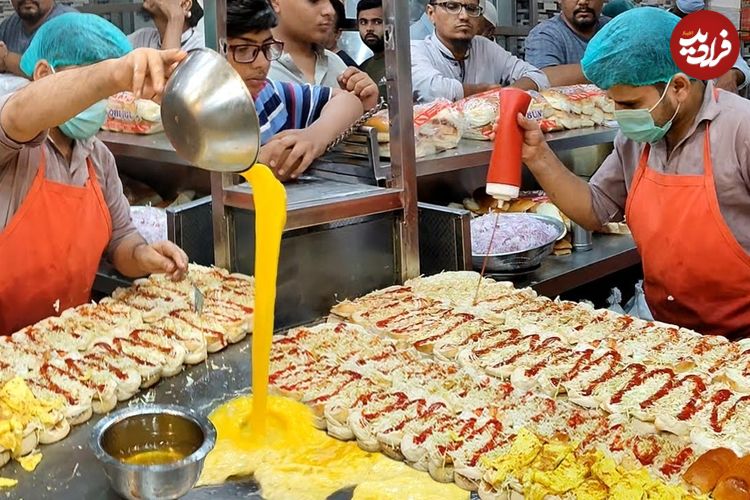ببینید؛ غذای خیابانی در پاکستان؛ تهیه برگر با تخم مرغ در کراچی