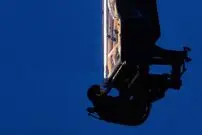 (ویدئو) کنسرت پیانو آویزان از جرثقیل