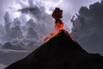 ببینید| پرتاب خاکستر تا ۹ کیلومتر؛ فوران آتشفشان در روسیه