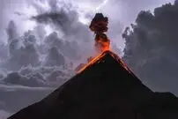 ببینید| پرتاب خاکستر تا ۹ کیلومتر؛ فوران آتشفشان در روسیه