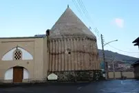 عکس| سفر به ایران قدیم؛ زن اروپایی در «امامزاده عبدالله دماوند» در دوران احمدشاه قاجار