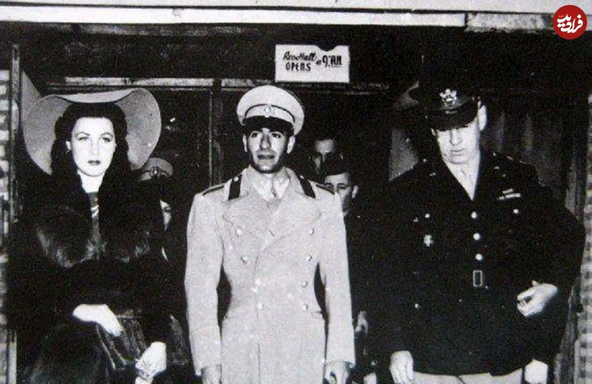 عکس| سفر در زمان؛ «محمدرضا پهلوی» در حال بوسیدن دست همسر اول اش در مصر؛ سال 1317