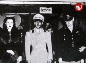 عکس| سفر در زمان؛ «محمدرضا پهلوی» در حال بوسیدن دست همسر اول اش در مصر؛ سال 1317