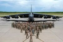 تعداد خدمه بمب‌افکن B-52 چقدر است؟