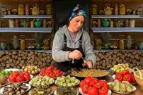 ببینید| غذای روستایی در آذربایجان؛ تهیه دلمه با بادمجان، فلفل و گوجه فرنگی در کوهستان