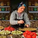 ببینید| غذای روستایی در آذربایجان؛ تهیه دلمه با بادمجان، فلفل و گوجه فرنگی در کوهستان