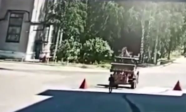 ( ویدیو) رد شدن وحشتناک یک لودر از روی عابر پیاده در خیابان!