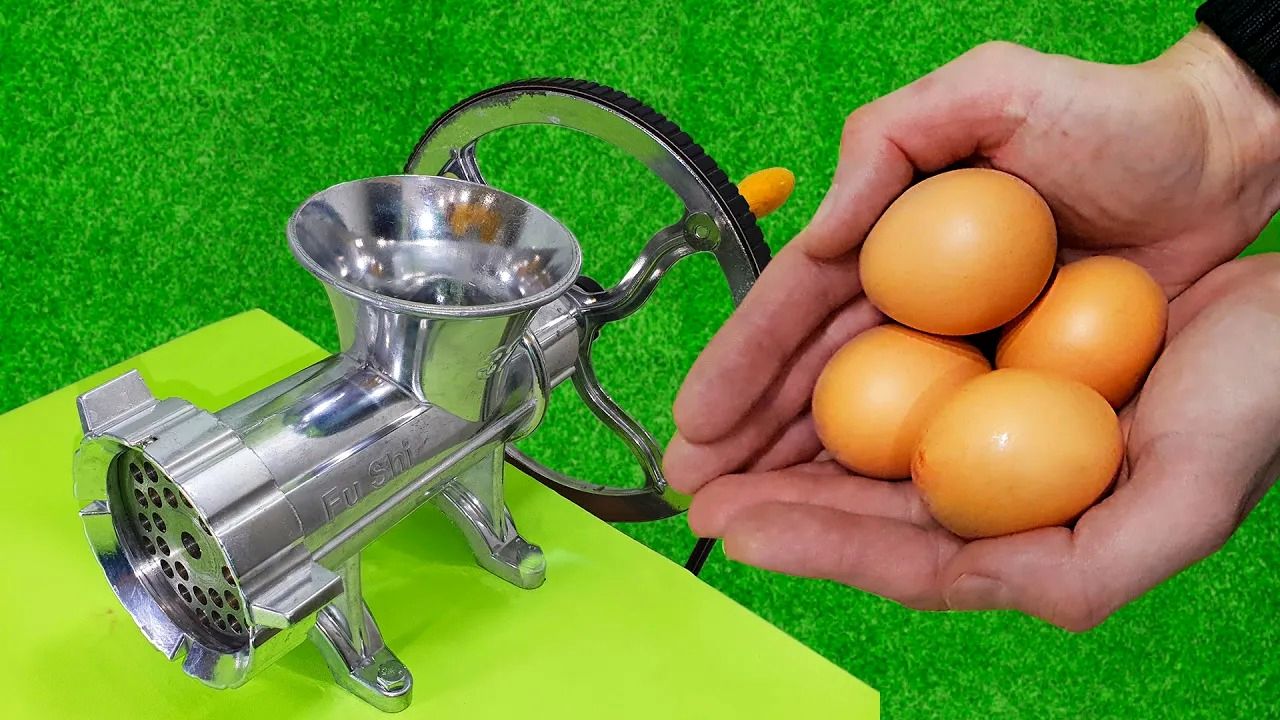 (ویدئو) اگر تخم مرغ را داخل چرخ گوشت بیندازید، چه اتفاقی می افتد؟